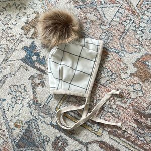 Bonnet with fur pom